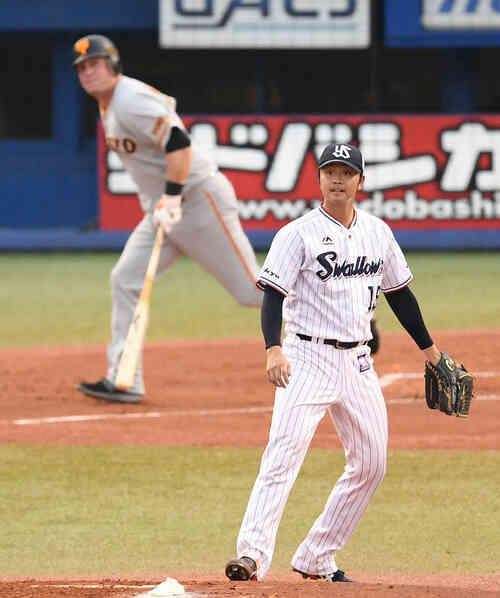 ヤクルト対巨人 1回表巨人1死一塁、マギーの先制の中越え2点本塁打を浴びる大下(撮影・鈴木みどり)