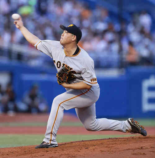 ヤクルト対巨人 力投する巨人先発の山口俊(撮影・足立雅史)
