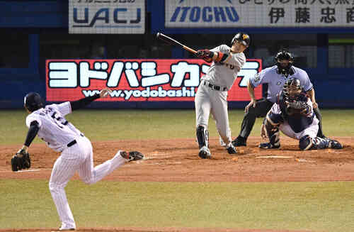 ヤクルト対巨人 3回表巨人1死二塁、右越え2点本塁打を放つ亀井。投手大下(撮影・鈴木みどり)