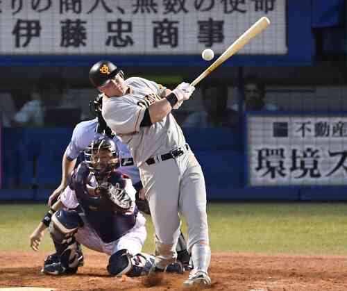ヤクルト対巨人 3回表巨人無死三塁、左適時二塁打をを放つマギー(撮影・鈴木みどり)