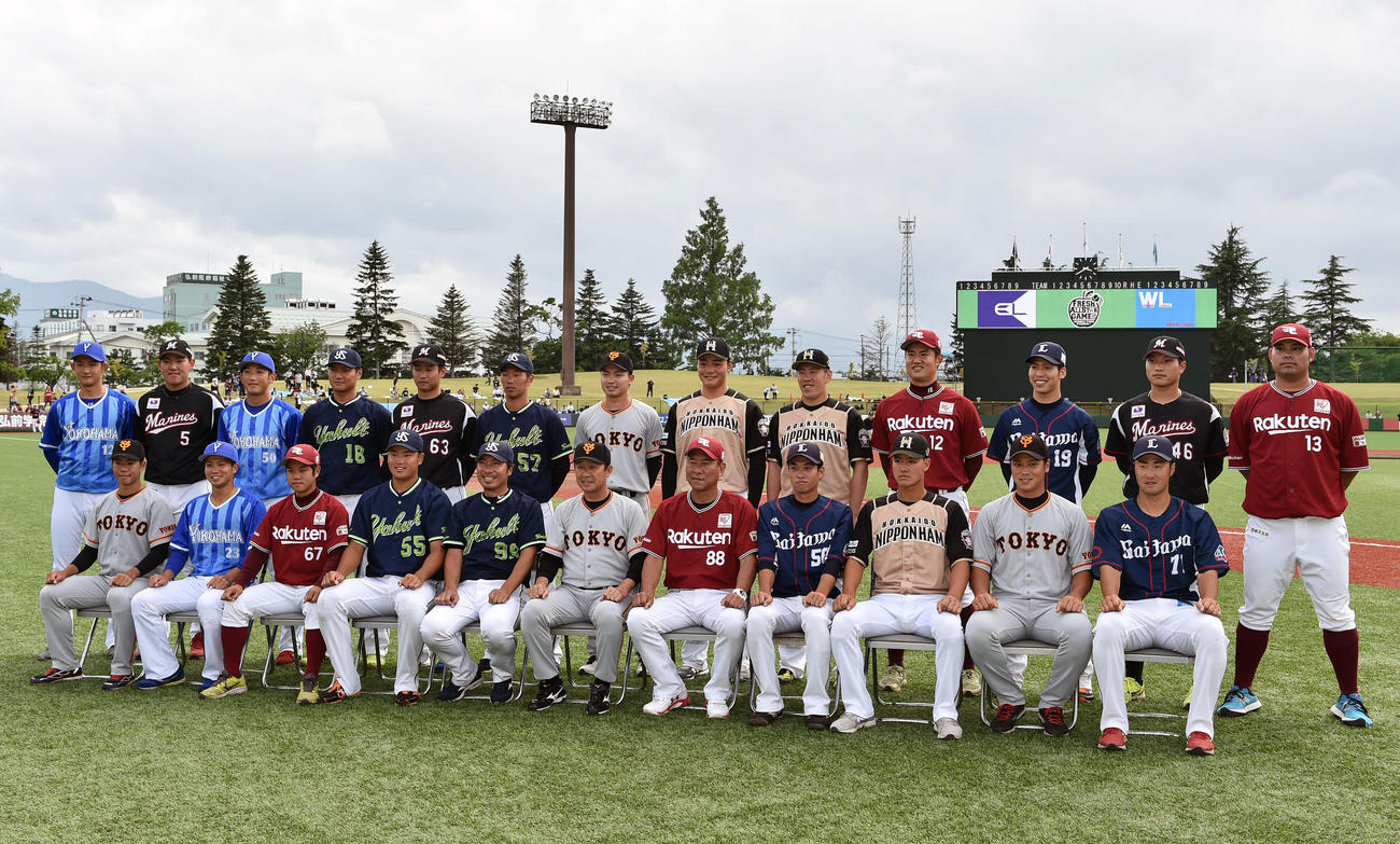 試合前に記念撮影する全イナイン（撮影・滝沢徹郎）
