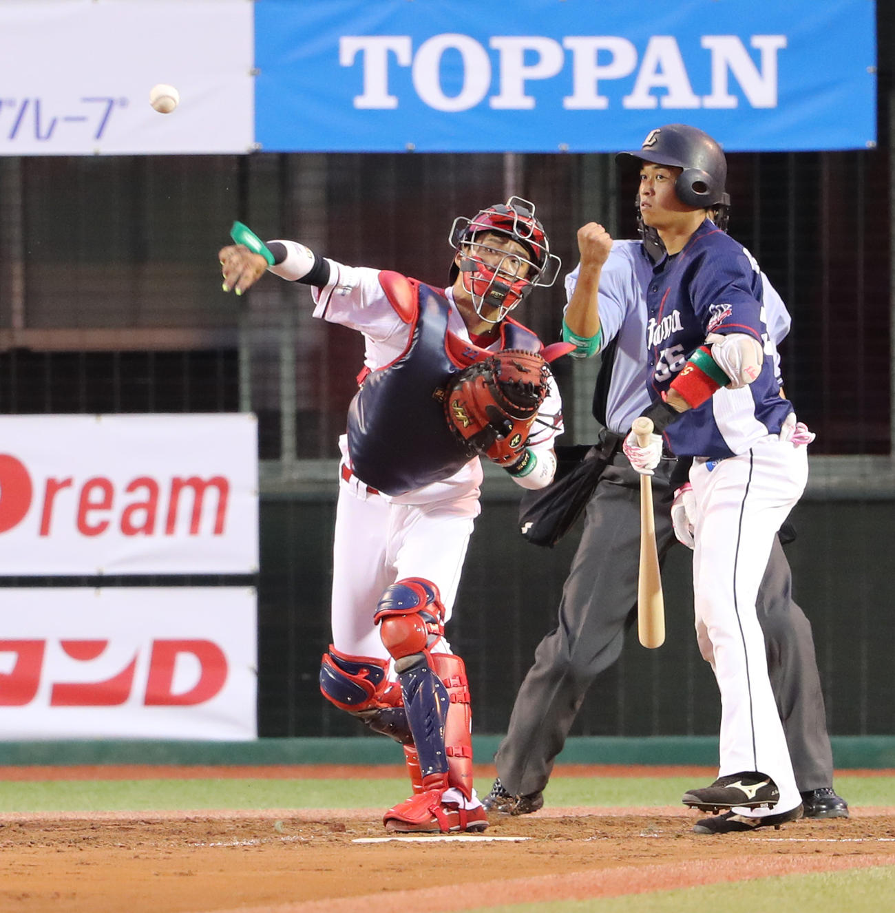 ３回表全イ２死一塁、松原に二盗を許す中村。打者金子（撮影・野上伸悟）