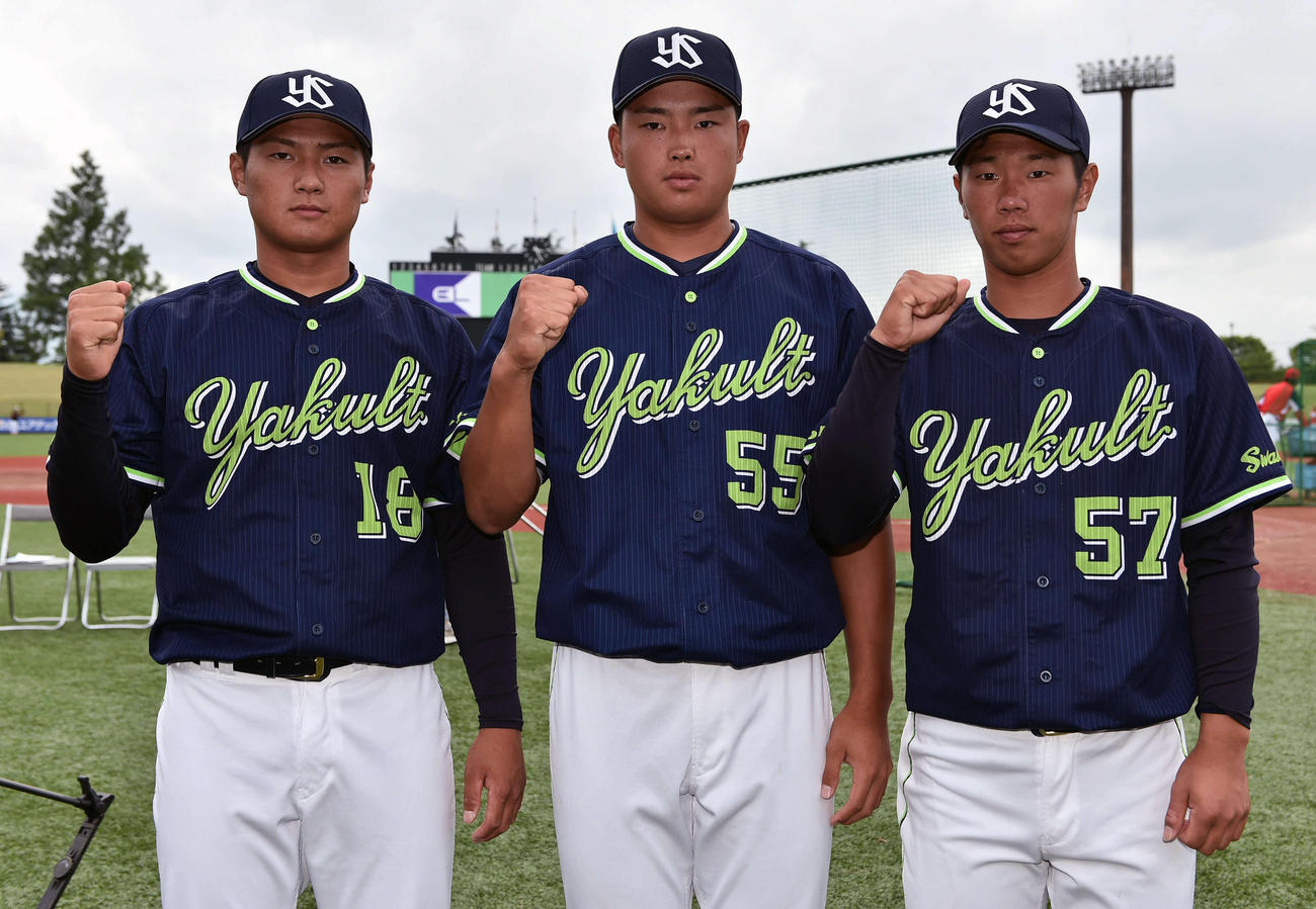 試合前に記念撮影するヤクルトの選手たち。左から寺島、村上、古賀（撮影・滝沢徹郎）