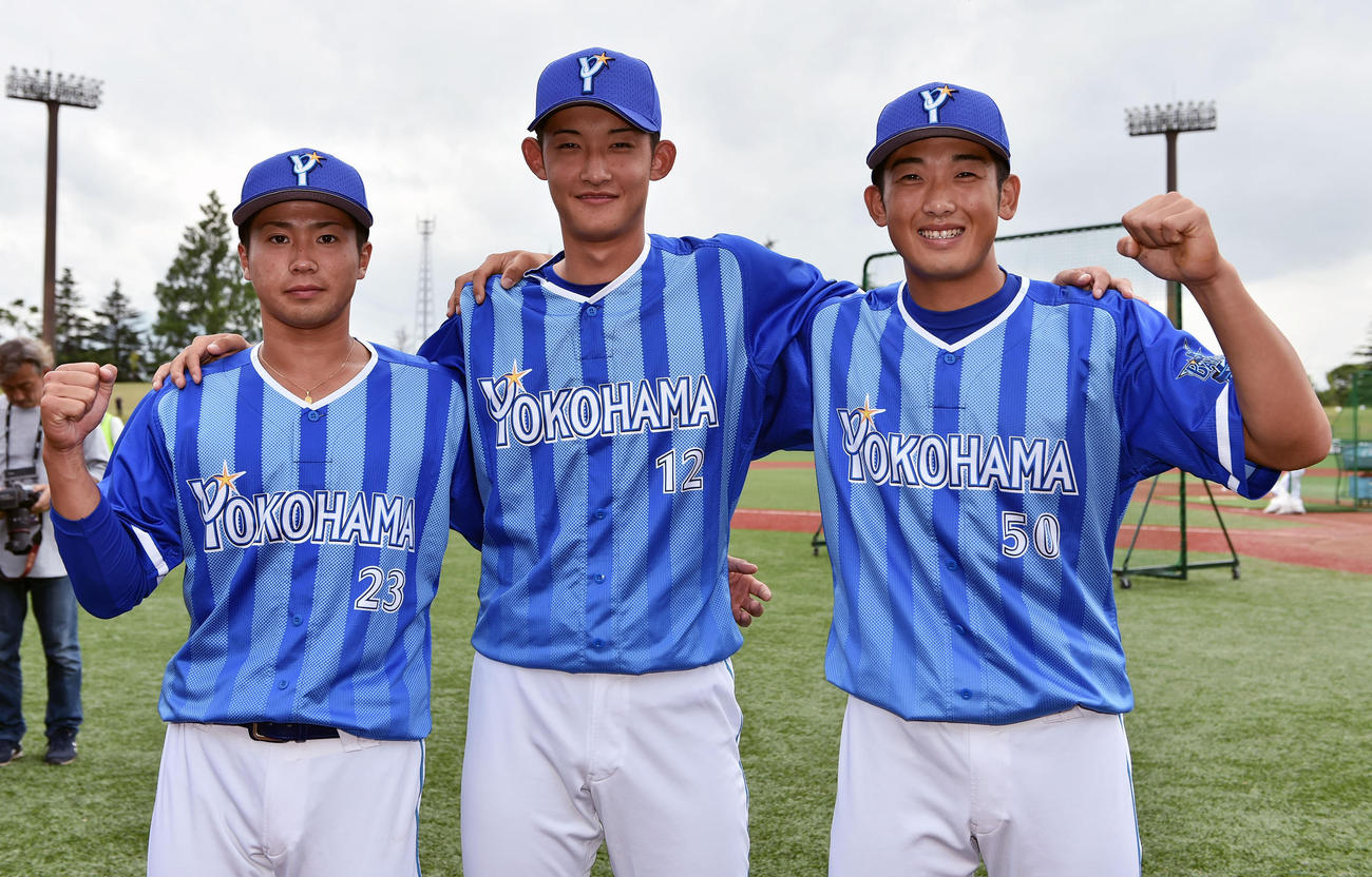試合前に記念撮影するＤｅＮＡの選手たち。左から大河、阪口、山本（撮影・滝沢徹郎）