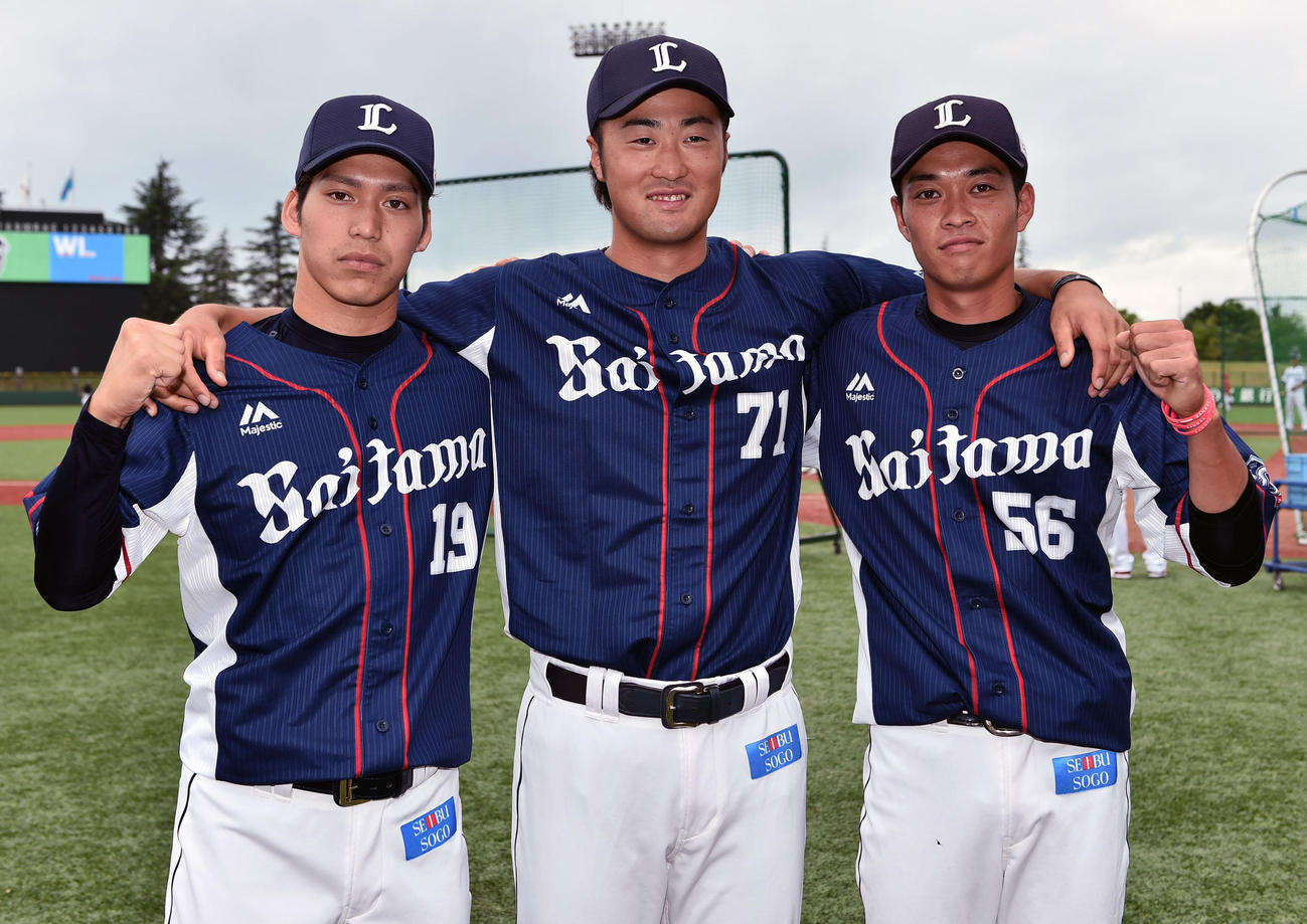試合前に記念撮影する西武の選手たち。左から斉藤、戸川、金子（撮影・滝沢徹郎）