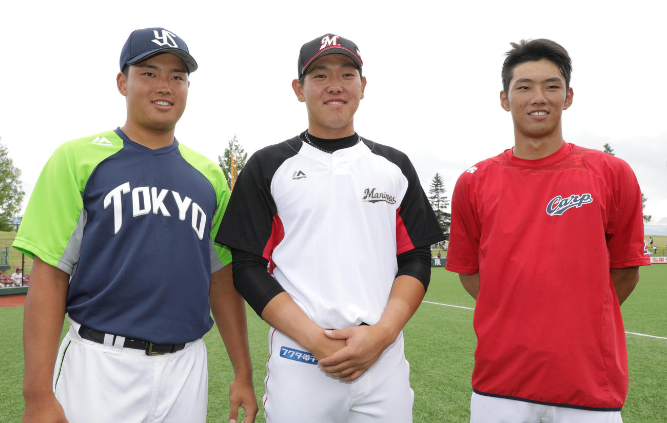 記念撮影を行う左からヤクルト村上、ロッテ安田、広島中村奨（撮影・中島郁夫）