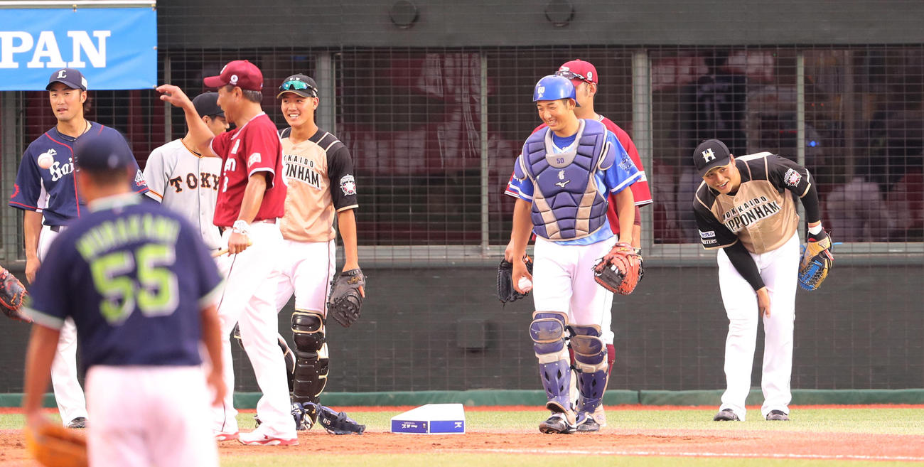 シートノックの返球がそれ、全イ清宮の左足を直撃する（撮影・野上伸悟）