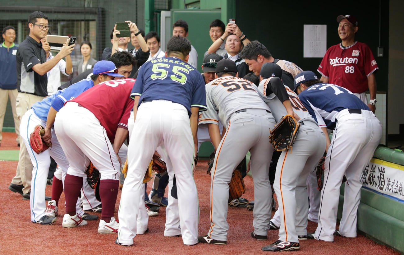 日本ハム清宮の声出しで組まれた全イの円陣（撮影・中島郁夫）