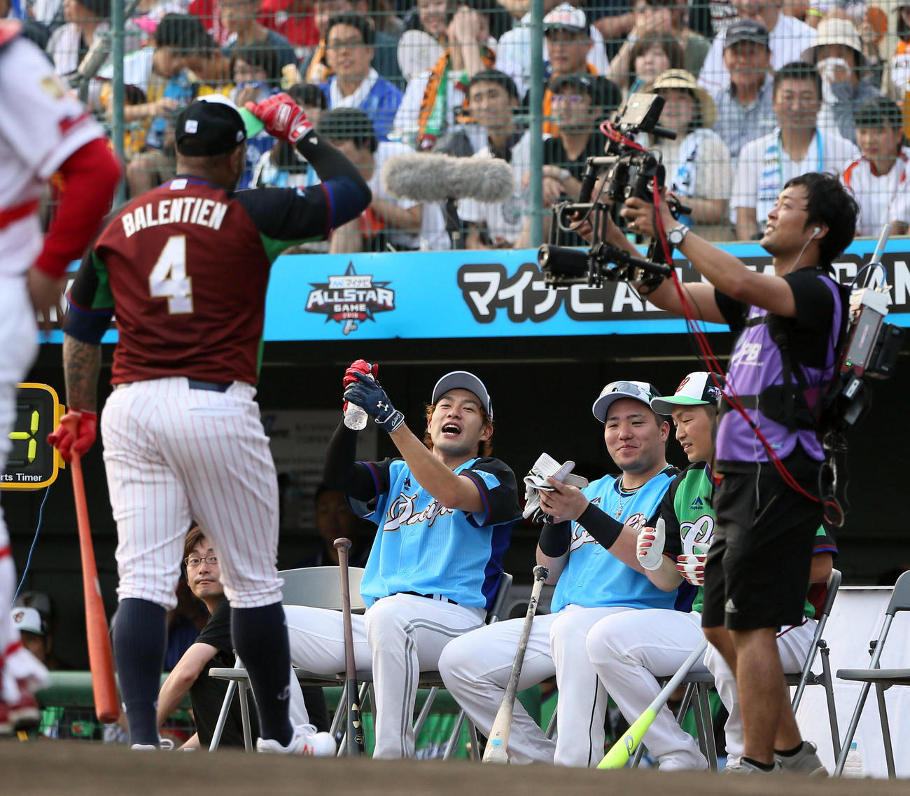 ウラディミール・バレンティン（左）に拍手を送る柳田悠岐（中央）（撮影・栗木一考）
