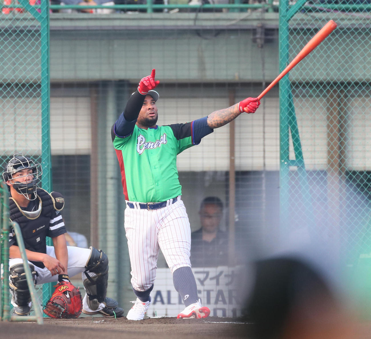 全セ対全パ　ホームラン競争で快音を響かせるバレンティン（撮影・宮崎幸一）