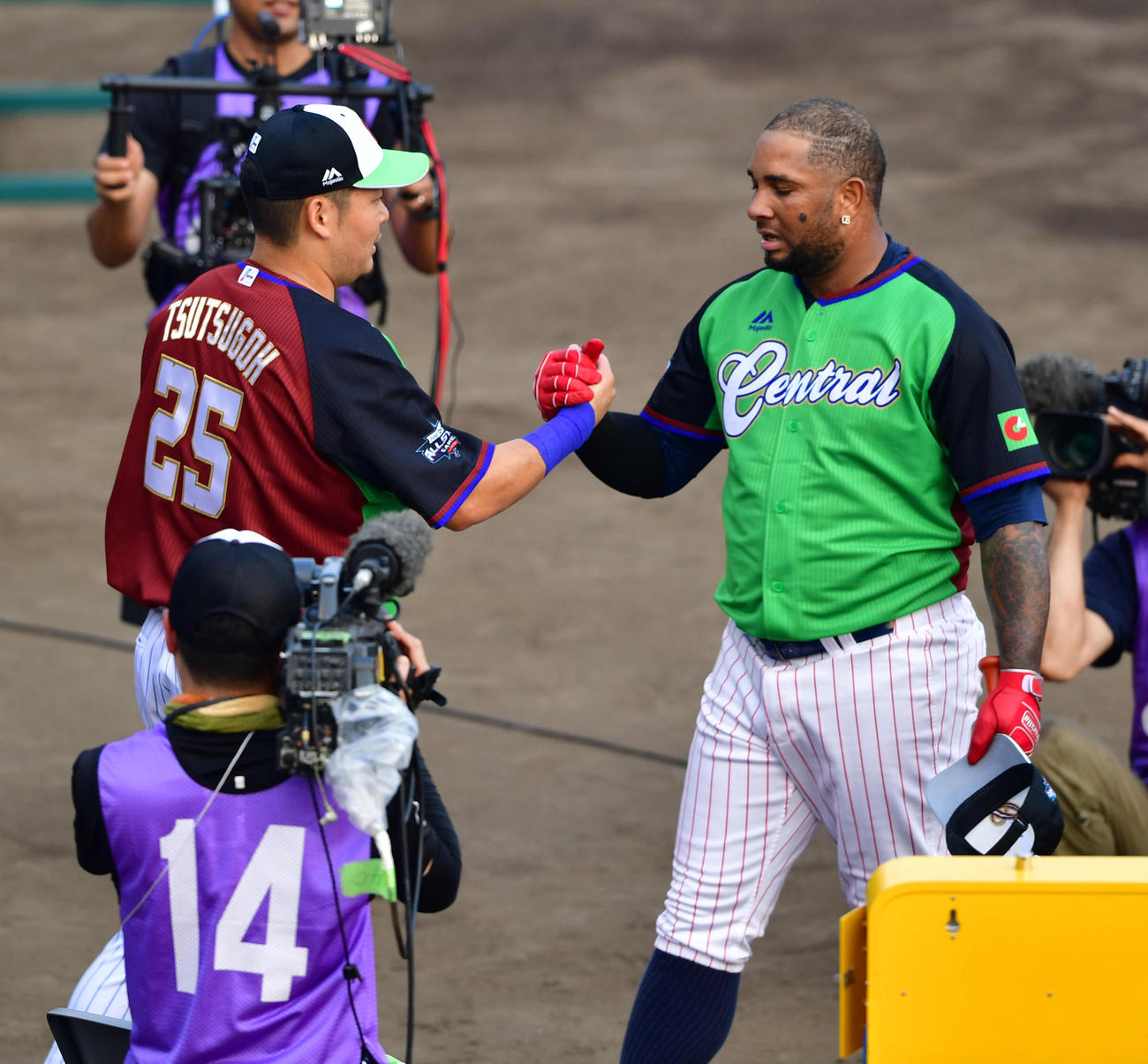 全セ対全パ　ホームラン競争、決勝戦を健闘をたたえ合う筒香（左）とバレンティン（撮影・清水貴仁）