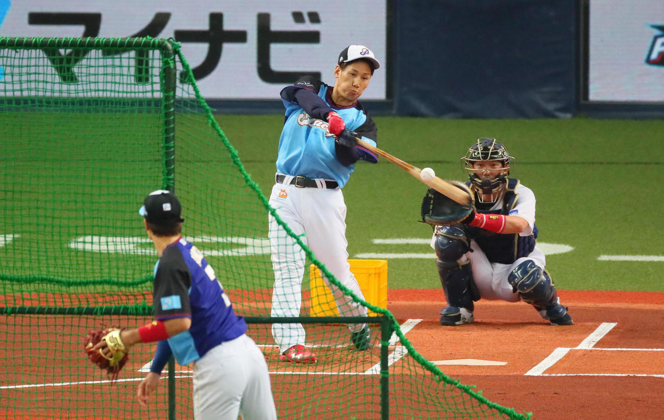ホームラン競争で２回戦に進出した吉田正尚（撮影・宮崎幸一）