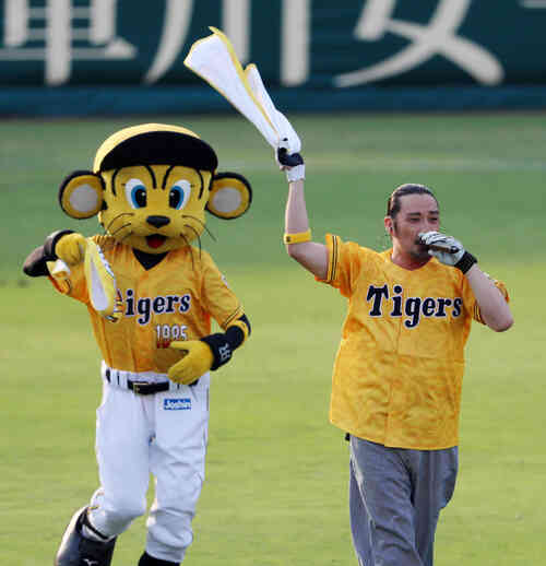 阪神対巨人 タオルを振って場内1周する湘南乃風の若旦那(撮影・加藤哉)