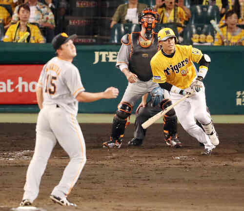 8回裏阪神2死満塁、代打原口は左翼前適時打を放つ(撮影・加藤哉)