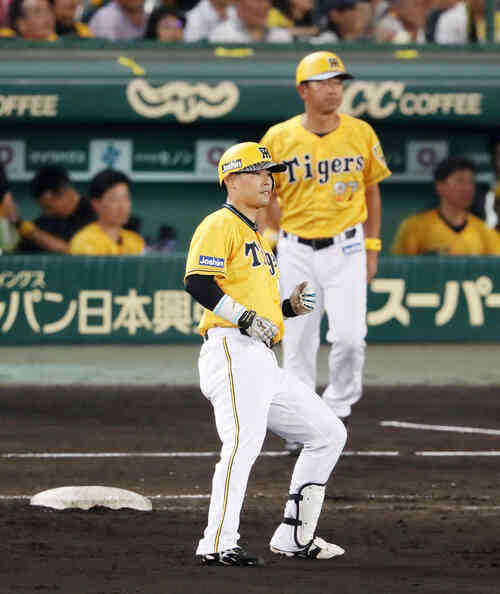 8回裏阪神2死満塁、代打原口は左翼前適時打を放つ(撮影・加藤哉)