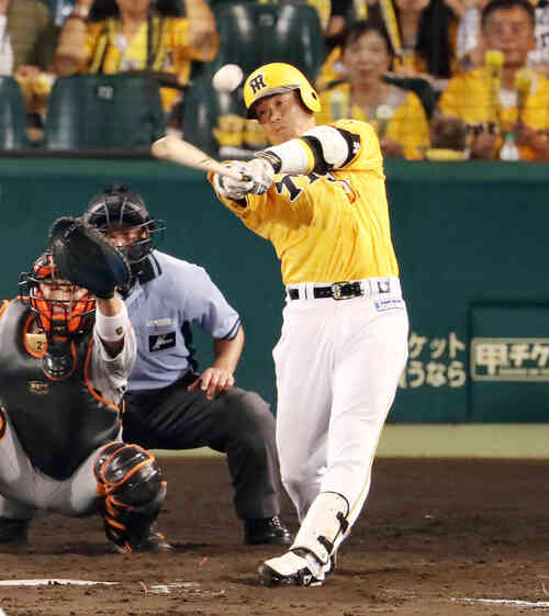 8回裏阪神2死満塁、代打原口は左翼前適時打を放つ(撮影・加藤哉)
