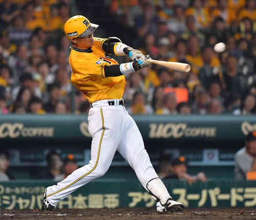 8回裏阪神2死一、二塁、左前に適時打を放つ原口(撮影・上田博志)
