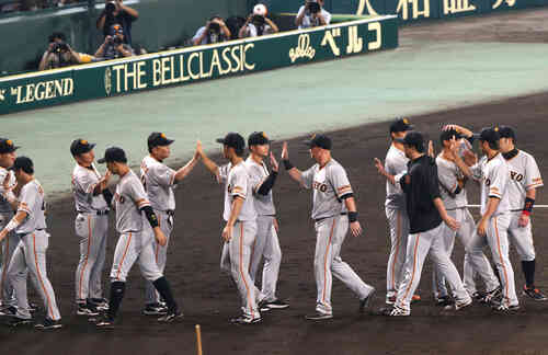 4-3で勝利しハイタッチする巨人ナイン(撮影・上山淳一)