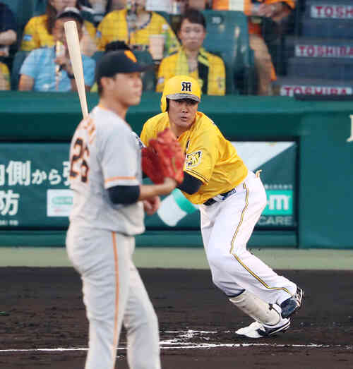 阪神対巨人 1回裏阪神2死、福留は左前打を放つ(撮影・加藤哉)