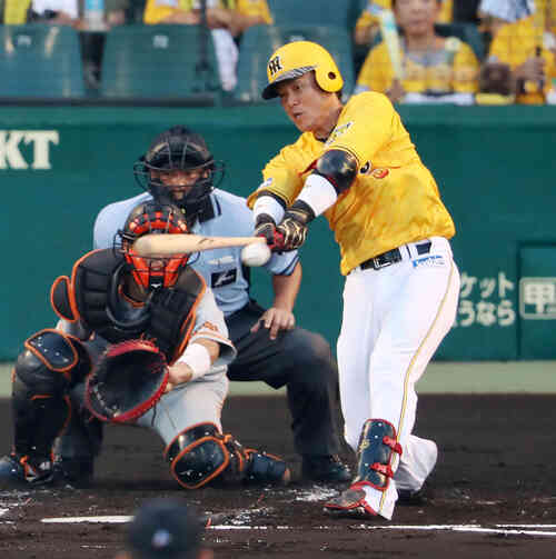 阪神対巨人 1回裏阪神2死一塁、陽川は左前打を放つ(撮影・加藤哉)