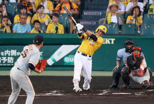 阪神対巨人 1回裏阪神2死一、二塁、ナバーロは右前に適時打を放つ(撮影・加藤哉)