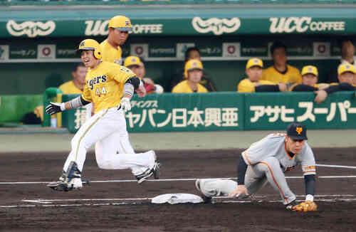 阪神対巨人 2回裏阪神無死一塁、梅野は投ゴロを放ちセーフとジェスチャーを見せるがリクエストの結果アウトになる、右は岡本(撮影・加藤哉)