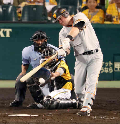 阪神対巨人 5回表巨人1死二、三塁、マギーは左翼前に適時打を放つ(撮影・加藤哉)