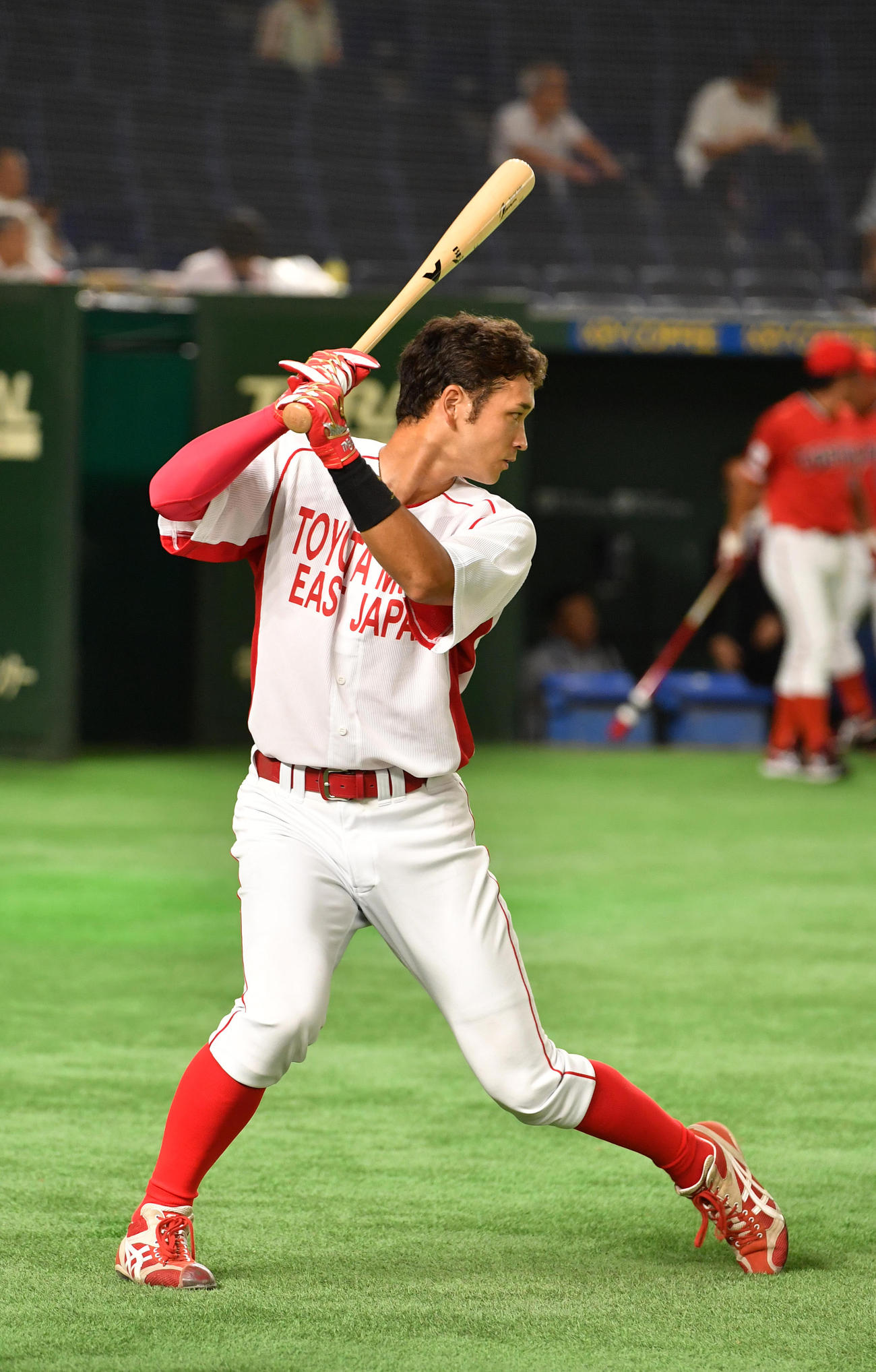 試合前に素振りするトヨタ自動車東日本の大谷龍太(撮影・柴田隆二)