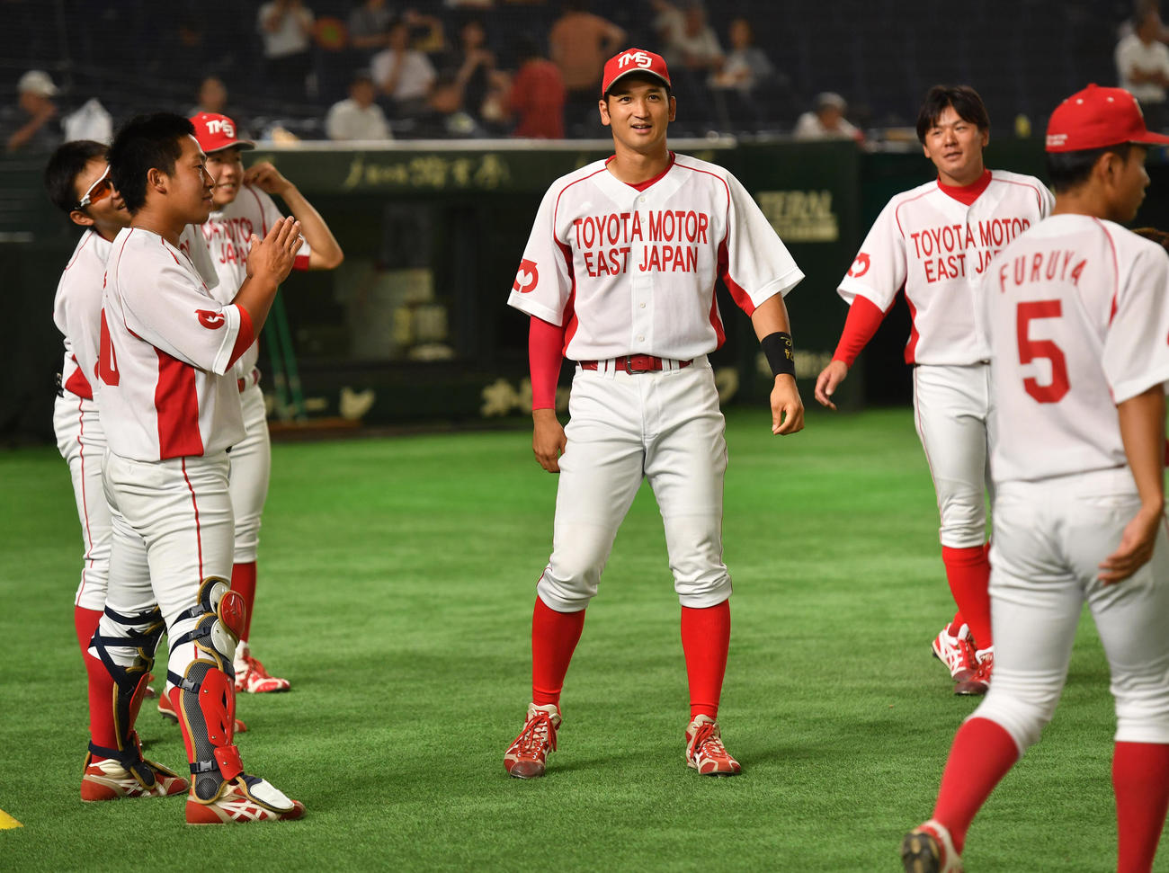 試合前に笑顔のトヨタ自動車東日本の大谷龍太(中央)(撮影・柴田隆二)