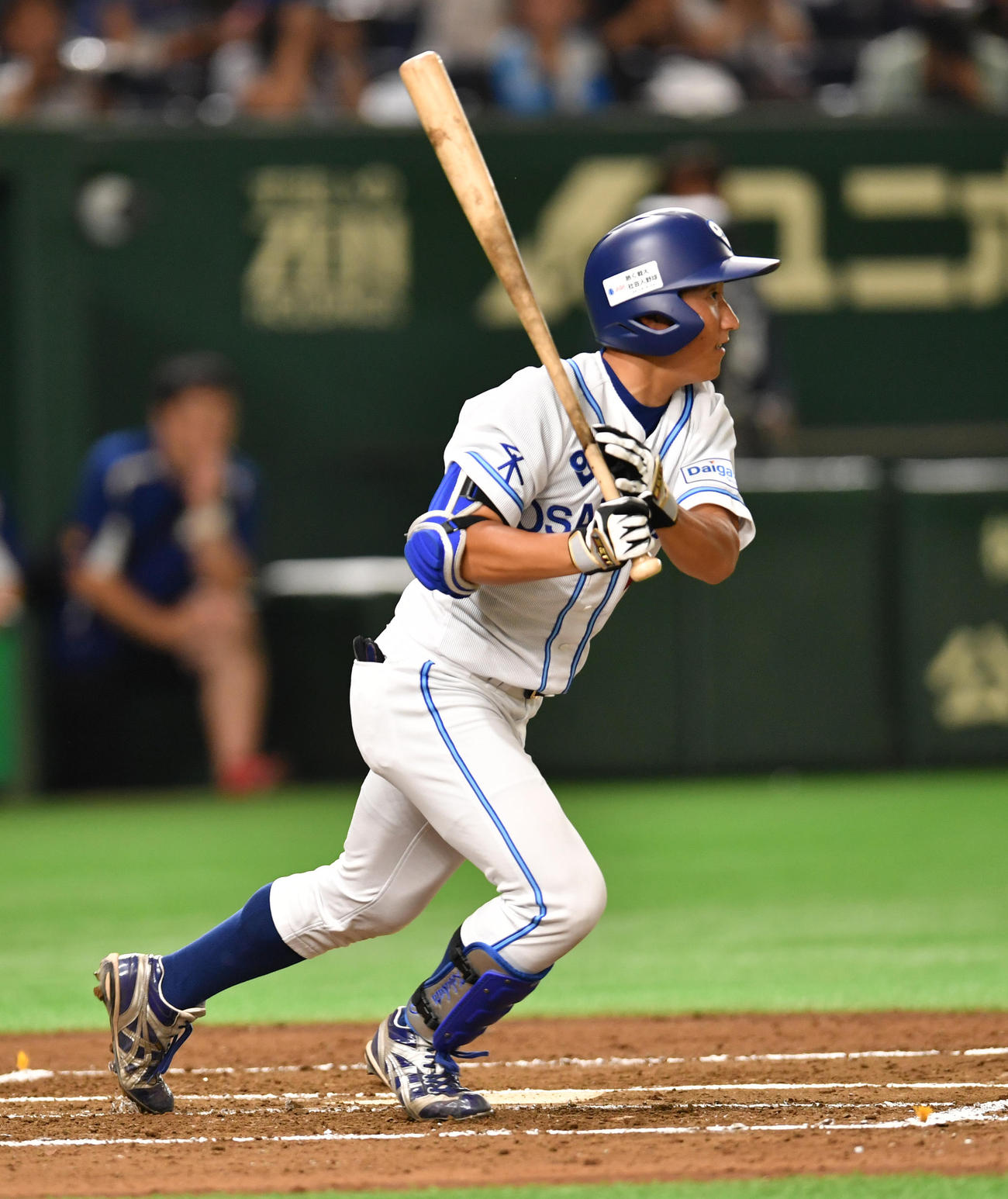 信越クラブ対大阪ガス 1回裏大阪ガス無死二塁、小深田は中前に適時打を放つ(撮影・柴田隆二)