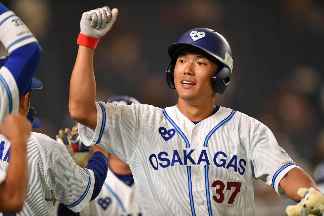 信越クラブ対大阪ガス 7回裏大阪ガス無死一、二塁、上西は左越えに本塁打を放ちナインとハイタッチする(撮影・柴田隆二)