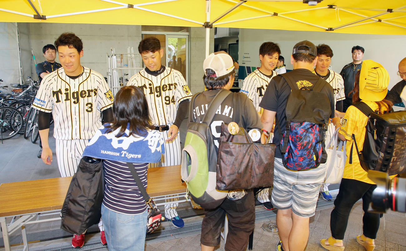 西日本豪雨の被災者へ募金活動を行う左から、大山悠輔、原口文仁、俊介、北條（撮影・加藤哉）