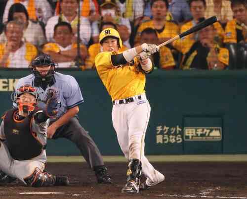 阪神対巨人　５回裏阪神１死満塁、梅野隆太郎は中越え２点適時二塁打を放つ（撮影・宮崎幸一）