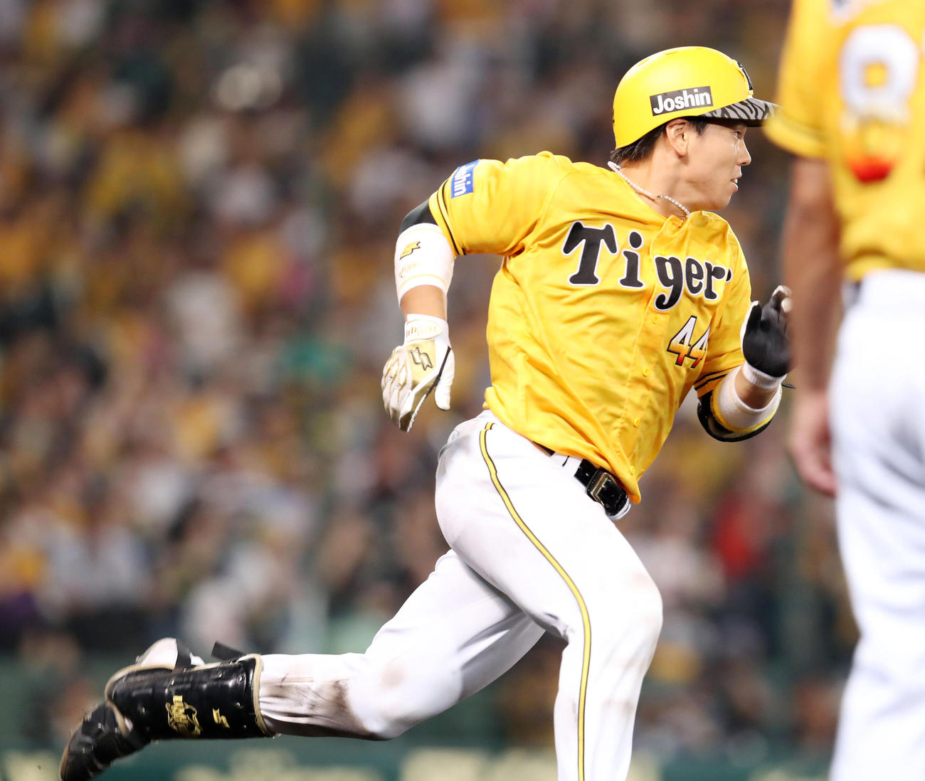 阪神対巨人　５回裏阪神１死満塁、梅野は左翼越え適時二塁打を放つ（撮影・加藤哉）