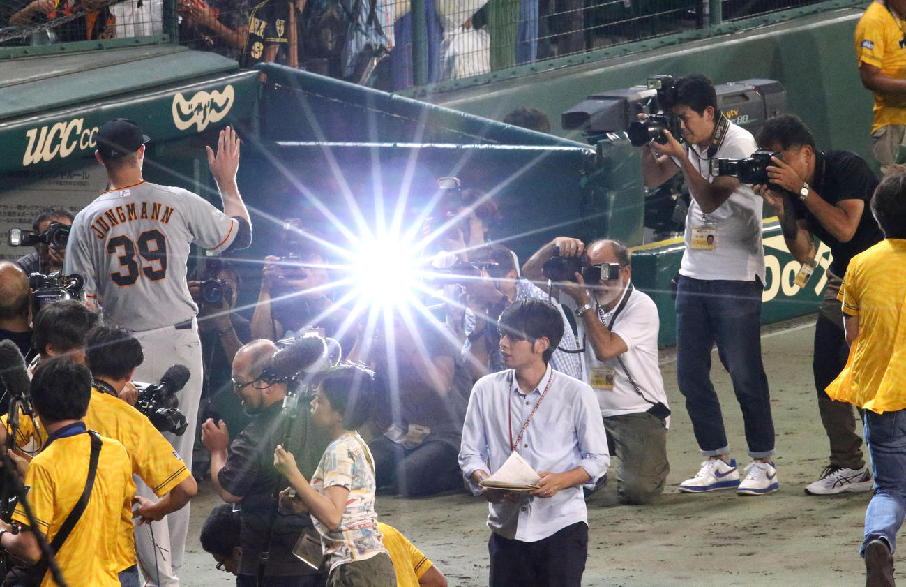 阪神対巨人　声援に応えるヤングマン（撮影・上山淳一）