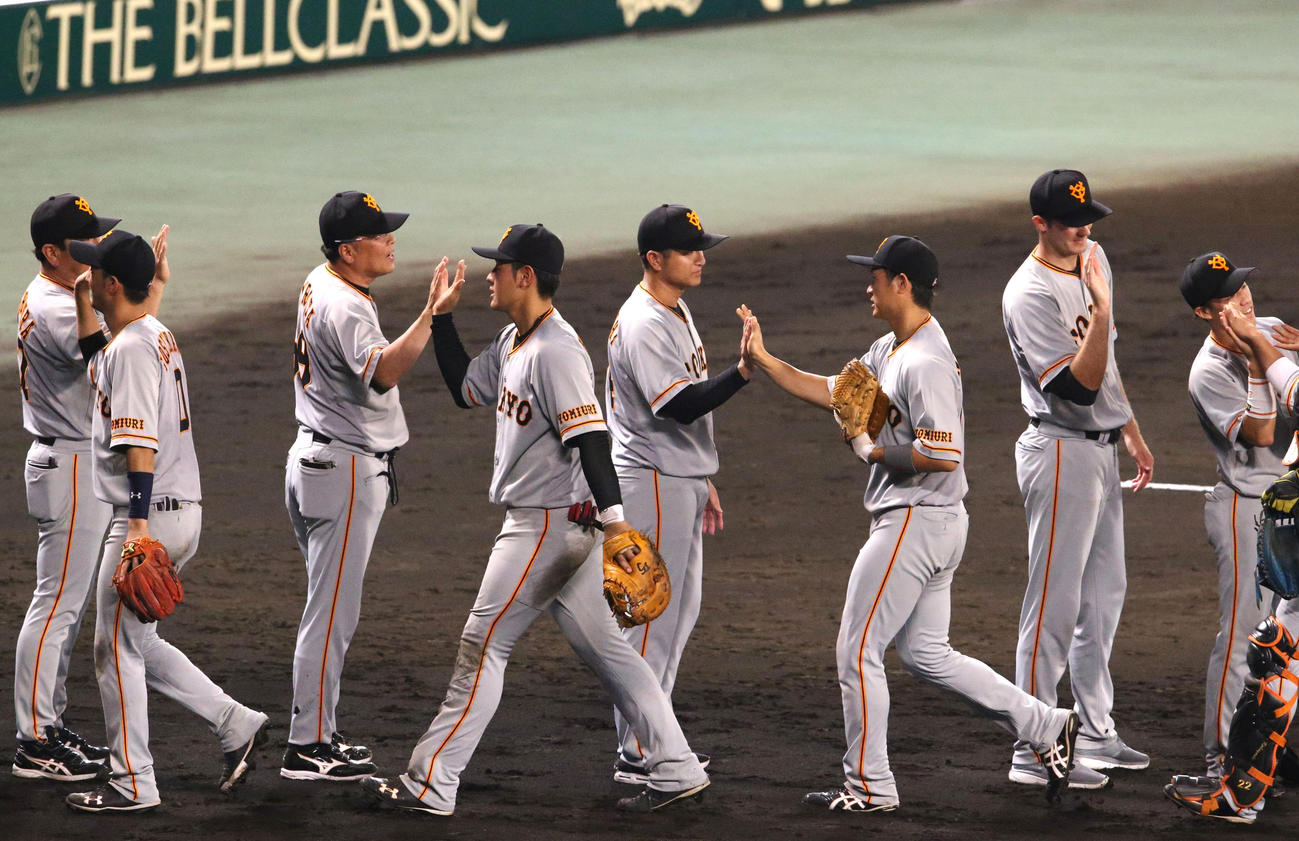 阪神対巨人　勝利しハイタッチする巨人ナイン（撮影・上山淳一）