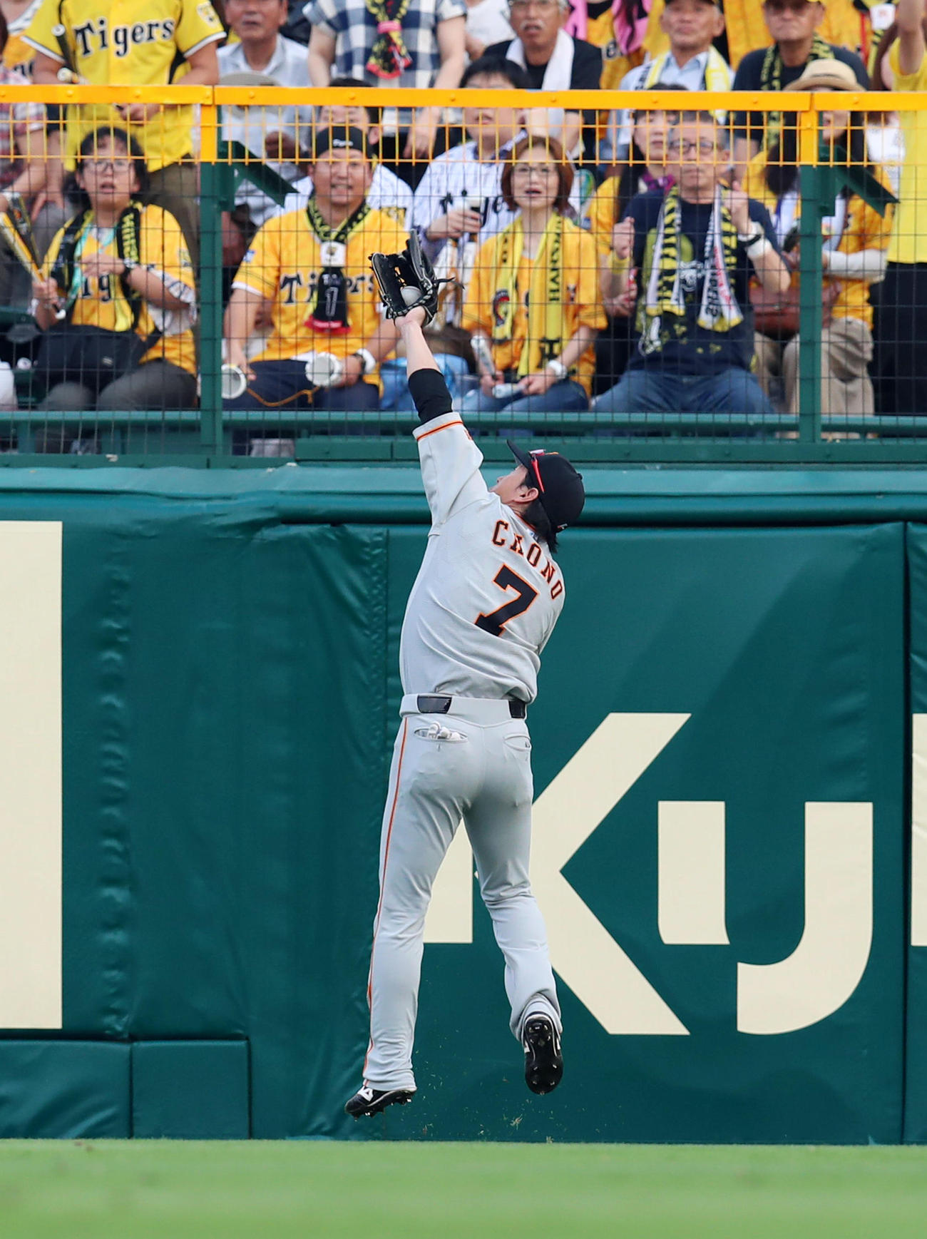 ２回裏阪神２死、長野は伊藤隼の飛球をジャンプして好捕する（撮影・加藤哉）