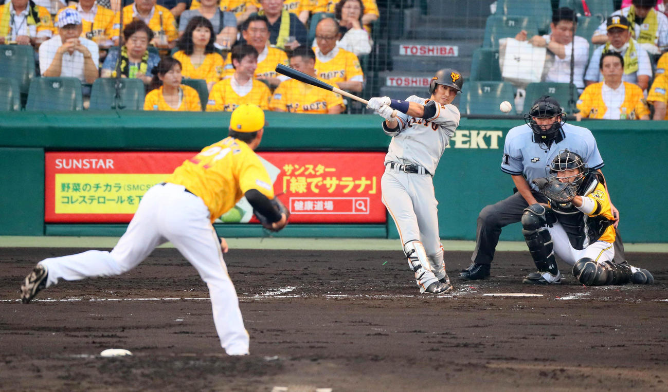 ４回表巨人無死、吉川尚輝は中前安打を放つ（撮影・宮崎幸一）