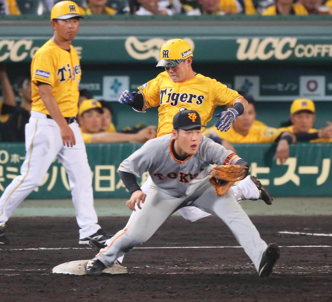 阪神対巨人 9回裏阪神1死満塁、糸原健斗は三塁ゴロに倒れる間に1点を奪う(撮影・宮崎幸一)