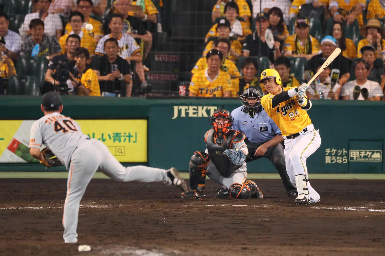 阪神対巨人 9回裏阪神2死二、三塁、原口文仁は中前2点適時打を放つ(撮影・宮崎幸一)