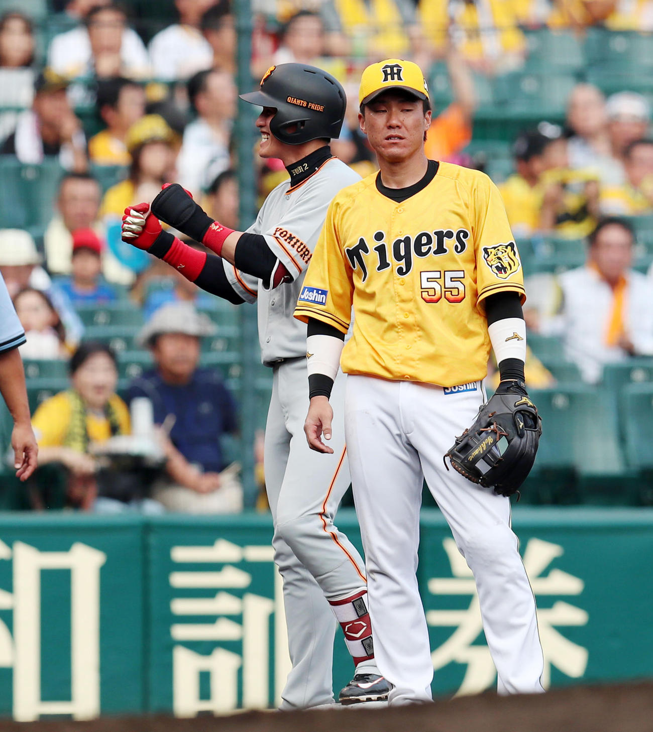 陽は右越え適時二塁打を放ち、中継プレーの間に三塁へ進塁しベンチに向かってガッツポーズを見せる(撮影・加藤哉)