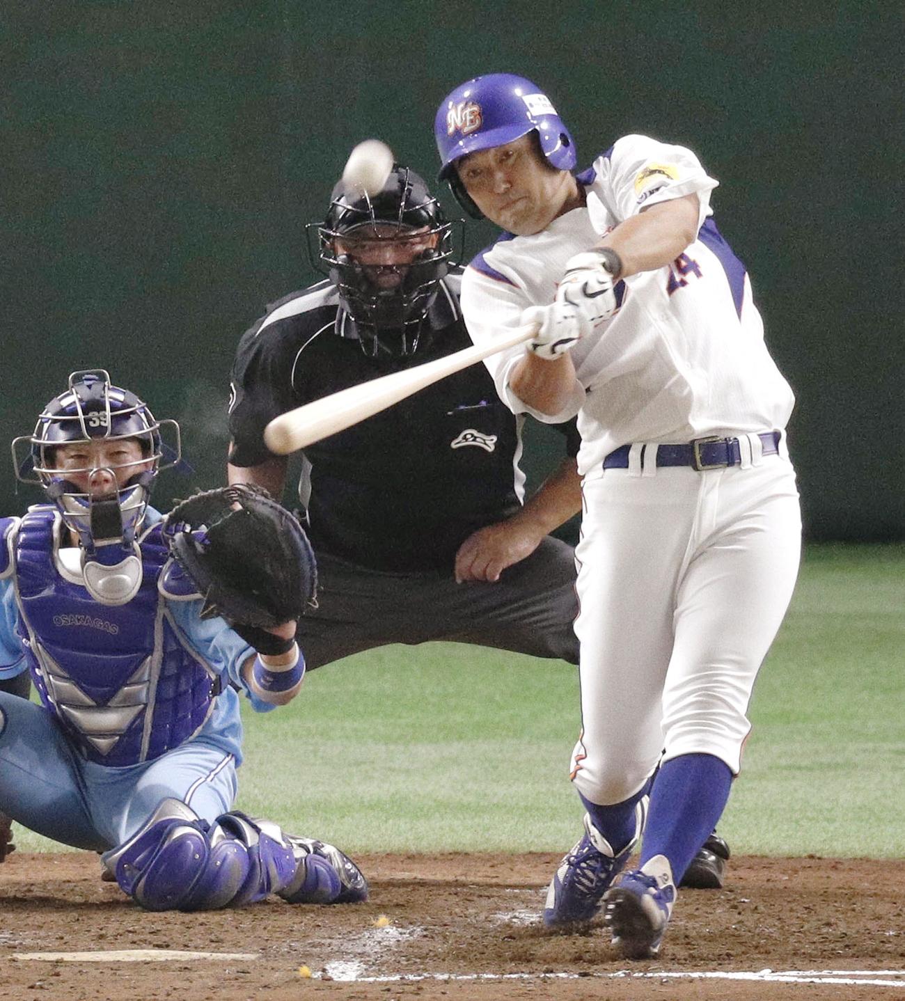 ＮＴＴ東日本－大阪ガス　４回表ＮＴＴ東日本２死一、二塁、越前が先制３ランを放つ（共同）