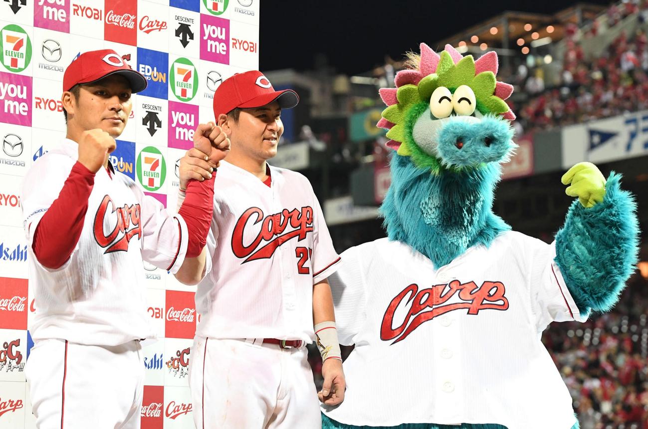 巨人に連勝し、お立ち台でガッツポーズする広島田中(左)と会沢(撮影・鈴木みどり)