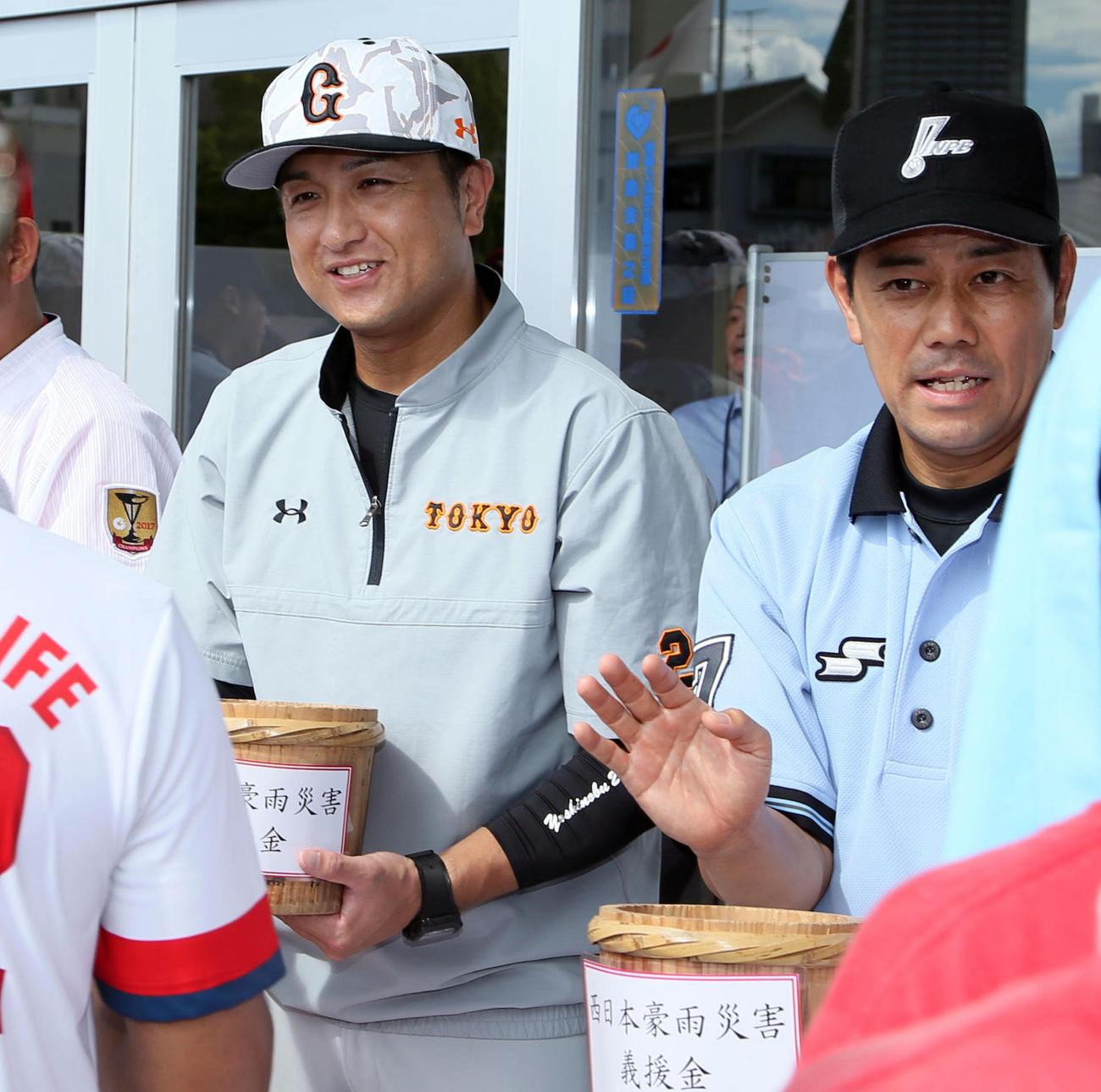 募金活動する高橋由伸監督(左)(撮影・栗木一考)