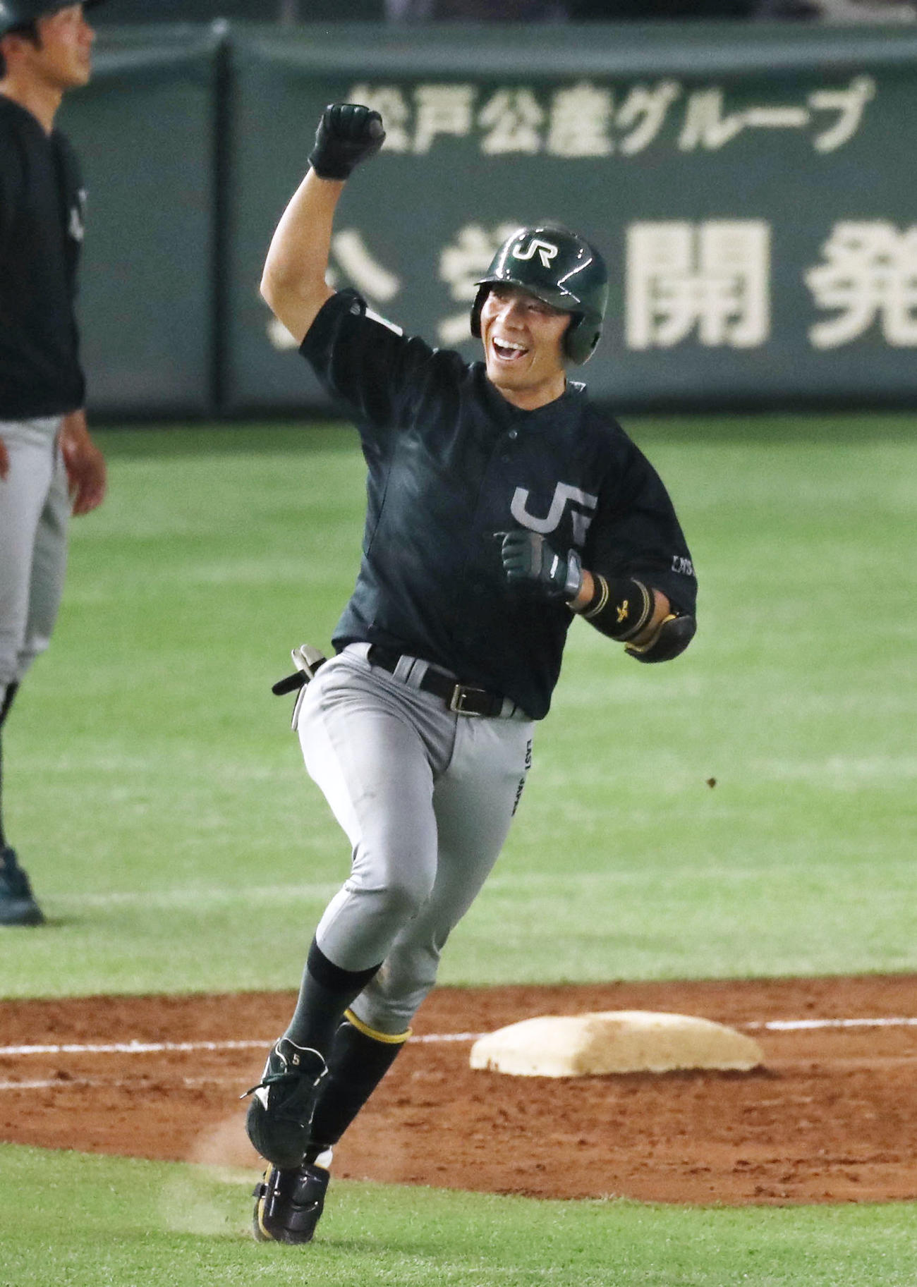 ７回裏、満塁本塁打を放ちガッツポーズで一塁を回るＪＲ東日本・渡辺（共同）