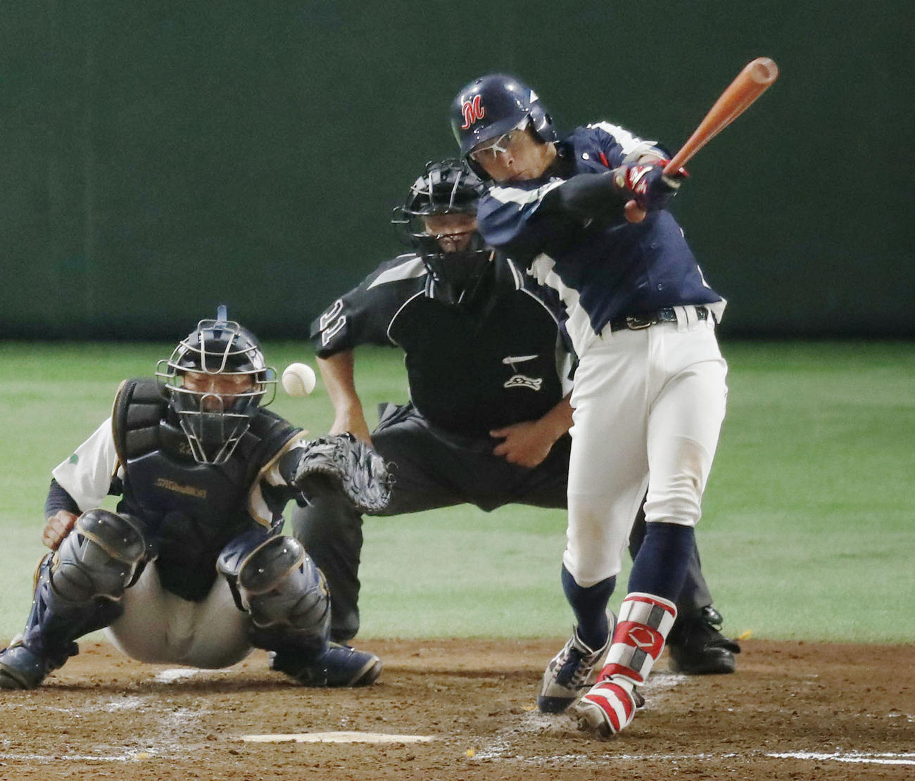 ５回表三菱重工神戸・高砂２死二、三塁、渡辺が決勝の２点適時打を放つ（共同）