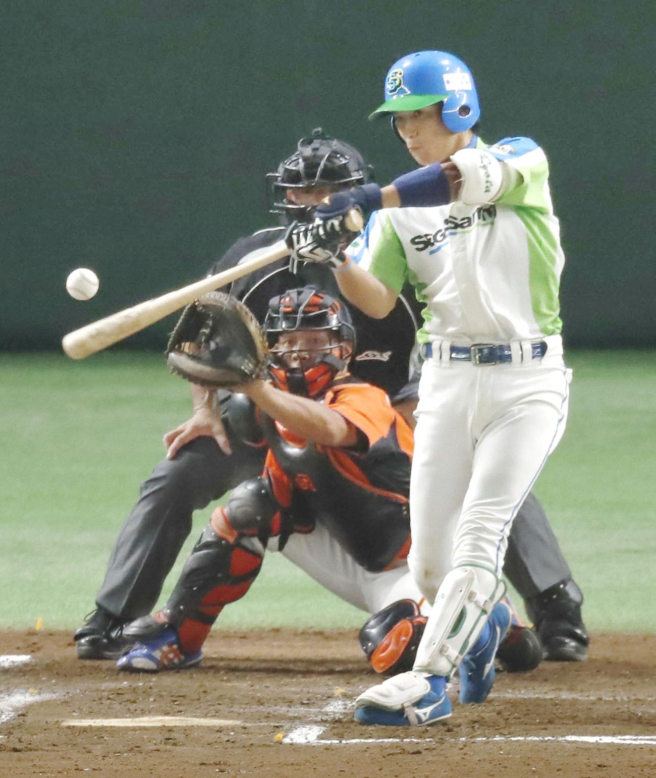 ２回裏セガサミー２死一、二塁、喜多が３ランを放つ（共同）