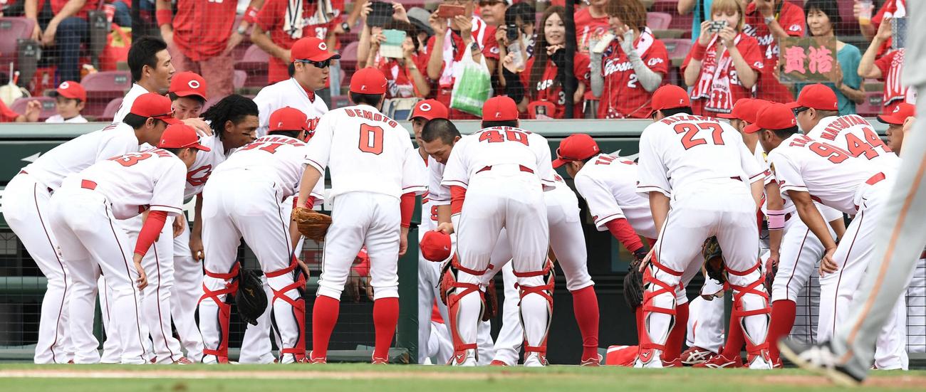 ３日連続で声だしをする広島鈴木誠也（中央）（撮影・鈴木みどり）
