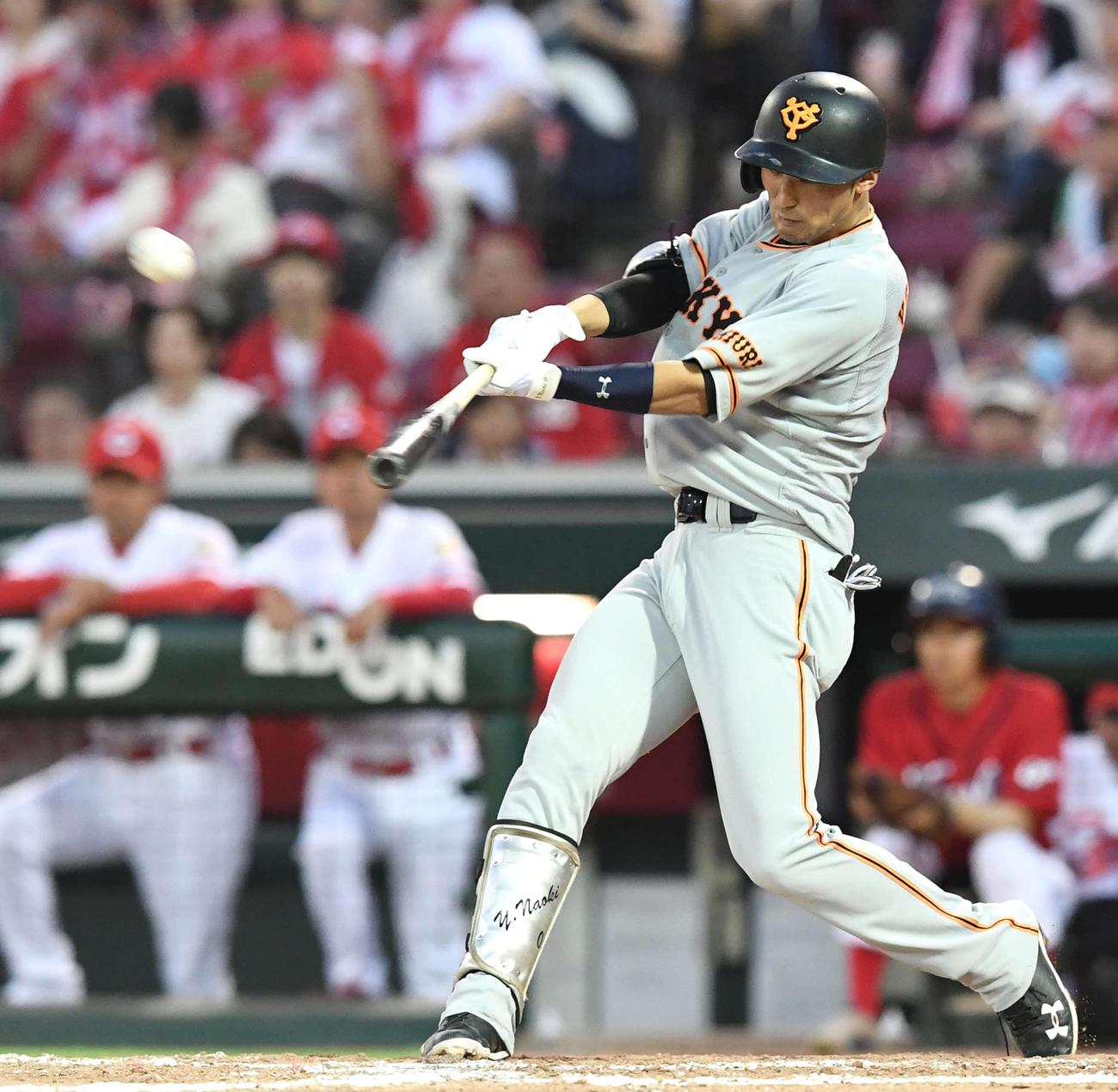 ４回表巨人１死一塁、右越え２点本塁打を放つ吉川尚（撮影・鈴木みどり）