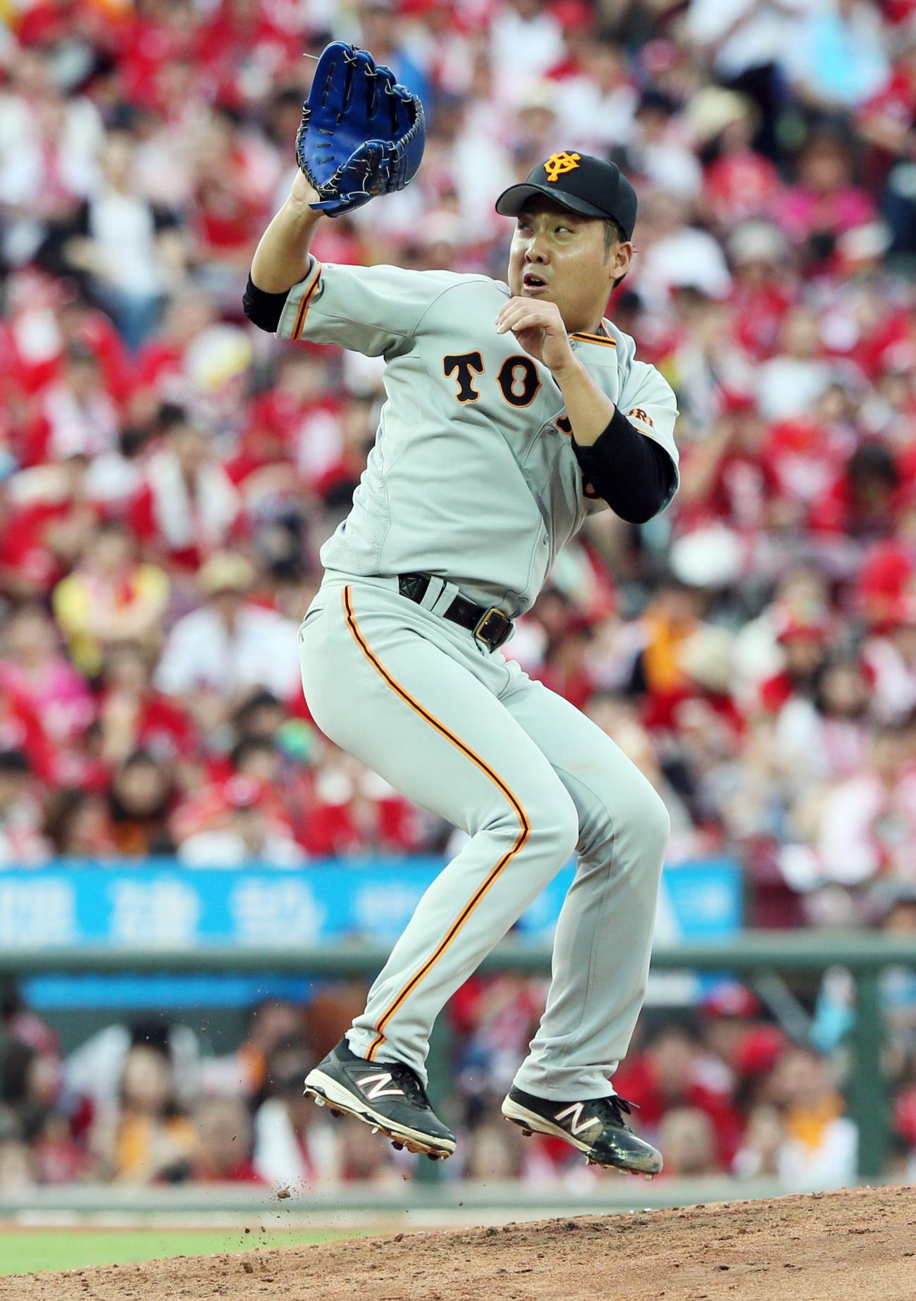 ２回裏広島無死、松山竜平の折れたバットに反応する今村信貴（撮影・栗木一考）
